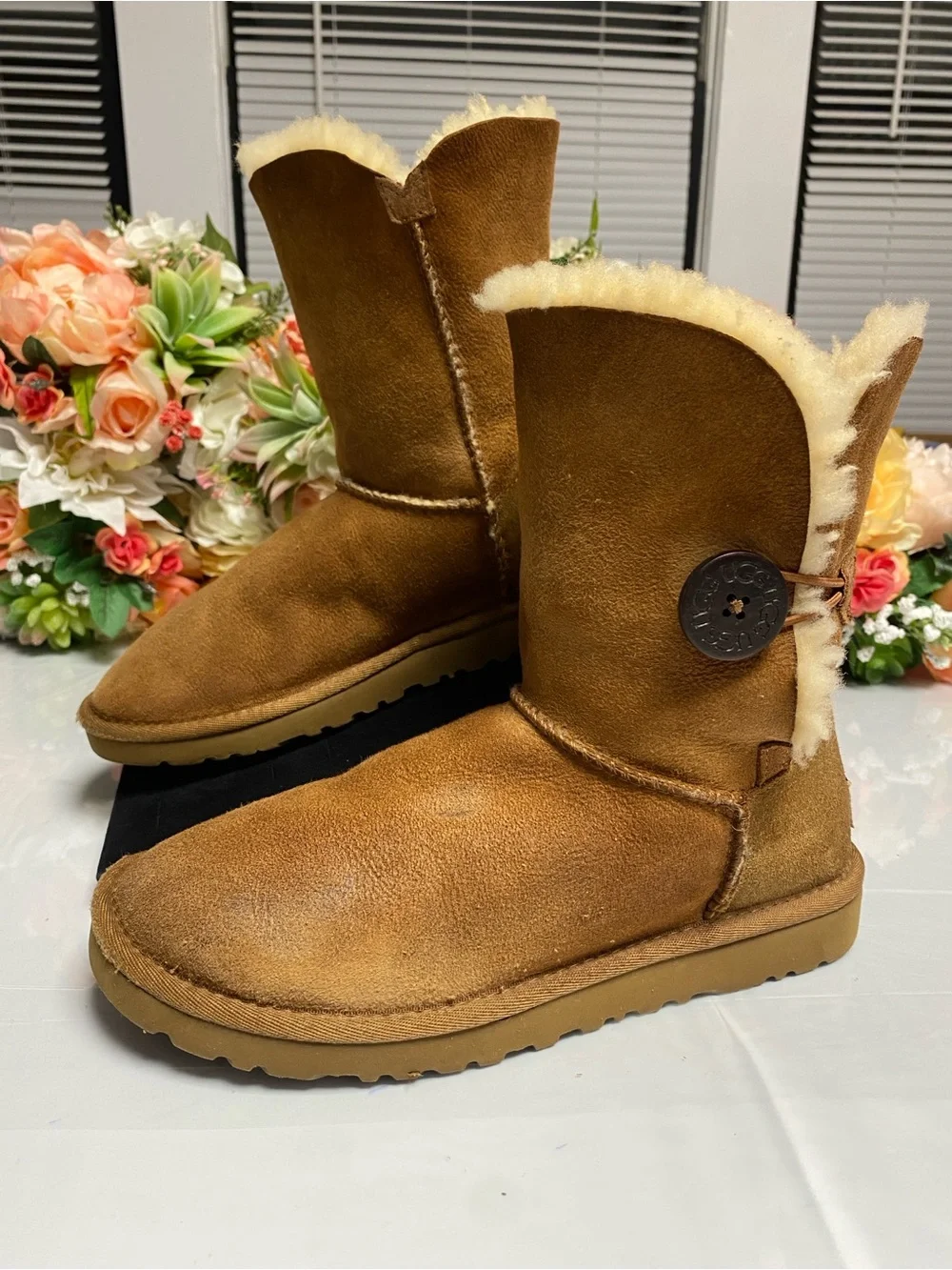 UGG Australia Bailey Button 5803 Sheepskin Boots Chestnut Women’s Estimated 6